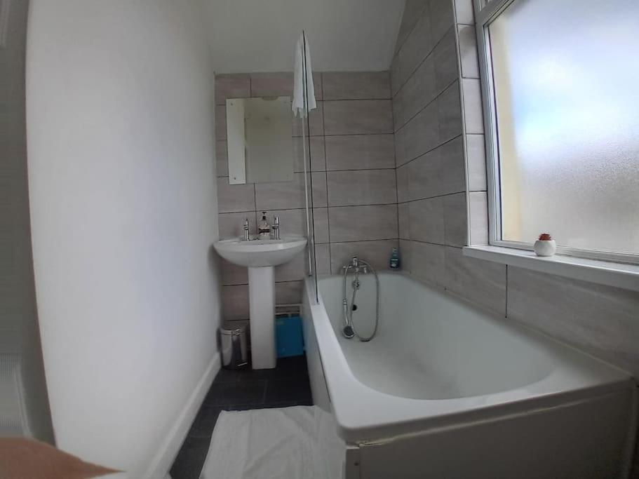 Large Family Home Central Location 3 Double Bedrooms And 1 Single Bedroom Cardiff Zewnętrze zdjęcie