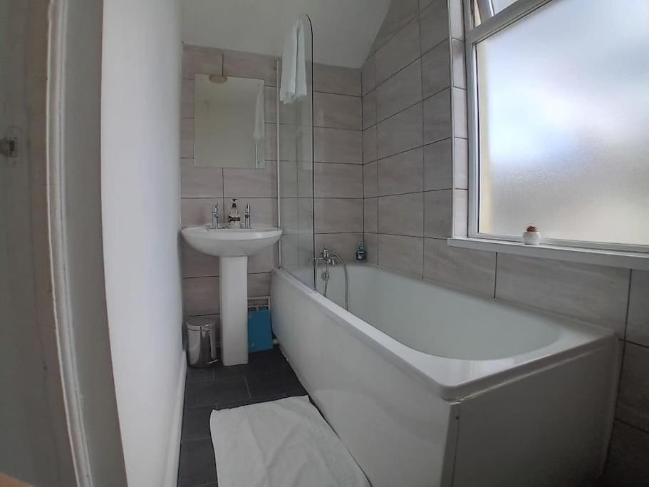 Large Family Home Central Location 3 Double Bedrooms And 1 Single Bedroom Cardiff Zewnętrze zdjęcie